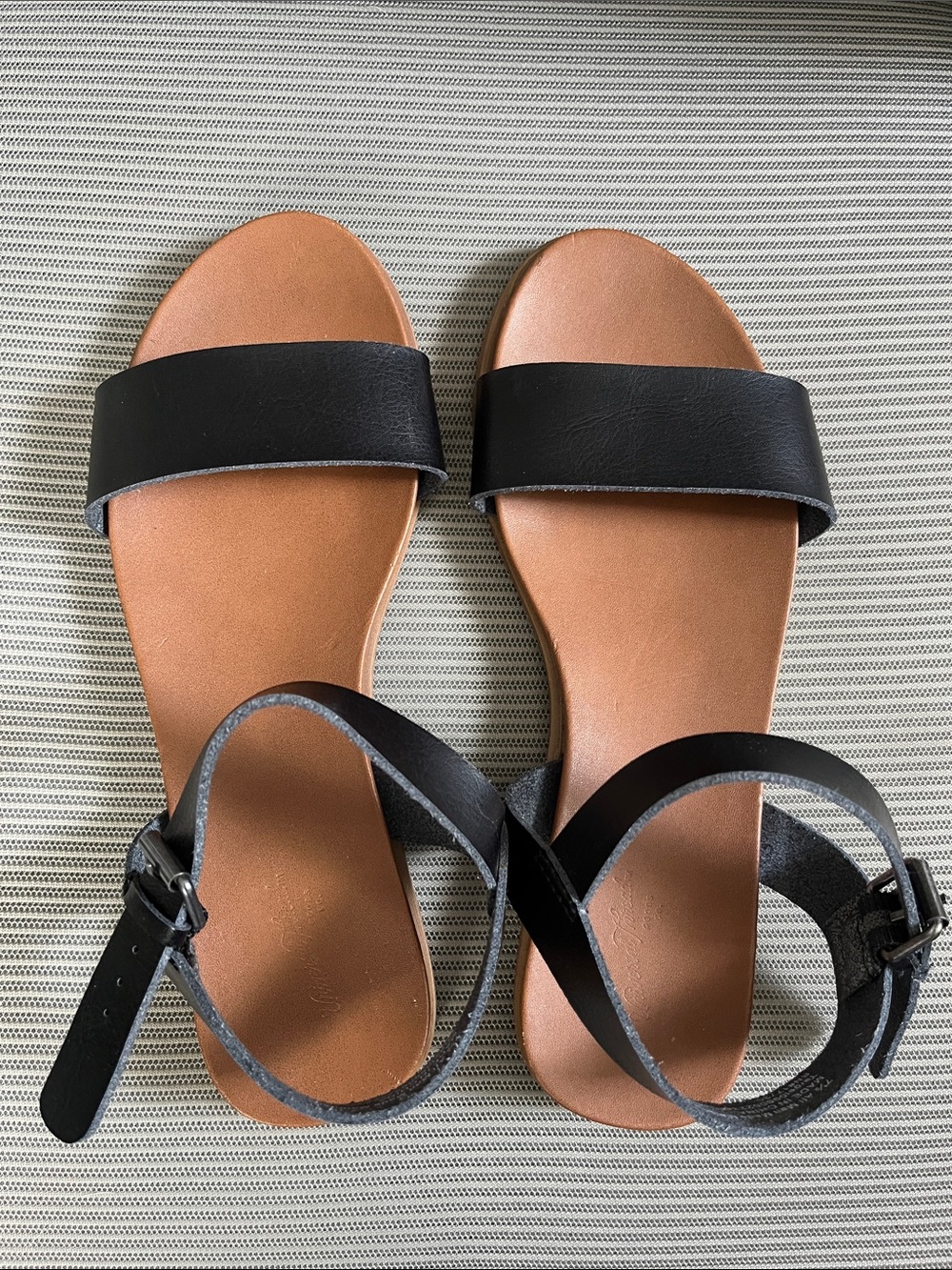 Universal Thread Women's Black Strap Flat Sandals with Tan Footbed - 7.5